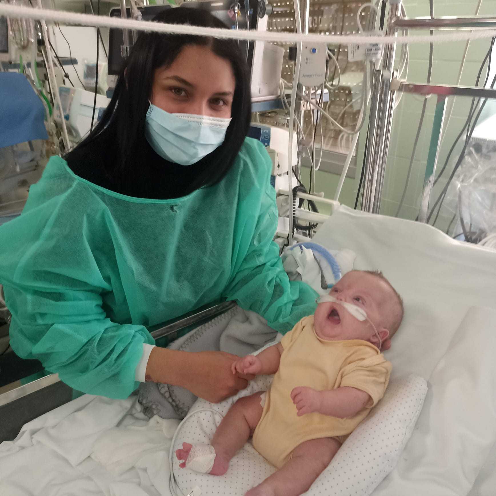 Служители на Генералното консулство във Валкенсия оказаха помощ на родителите на 4-месечното бебе Дани